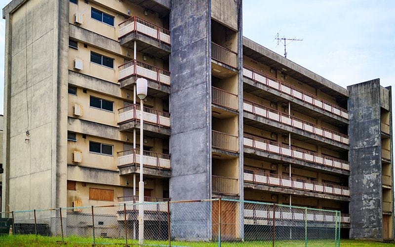 老朽化した建物の写真